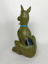 Carica l&#39;immagine nel visualizzatore di Gallery, Statua vintage in resina di Scooby-Doo di Hanna-Barbera prodotta per Warner Bros Studio Store negli anni &#39;90