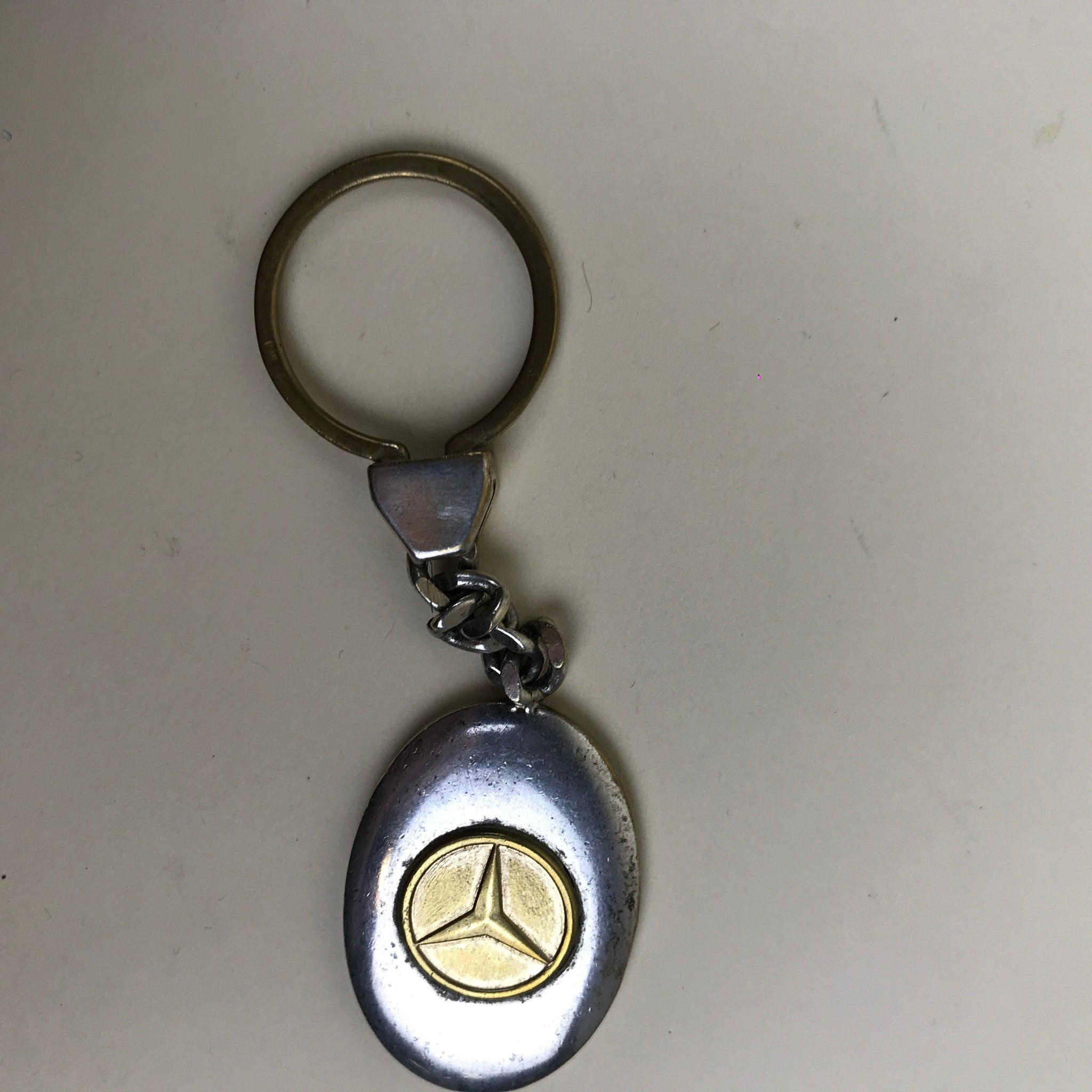 Portachiavi ovale Mercedes Benz vintage in metallo e ottone