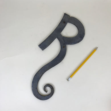 Lettera R con ricciolo in ferro battuto anni '70