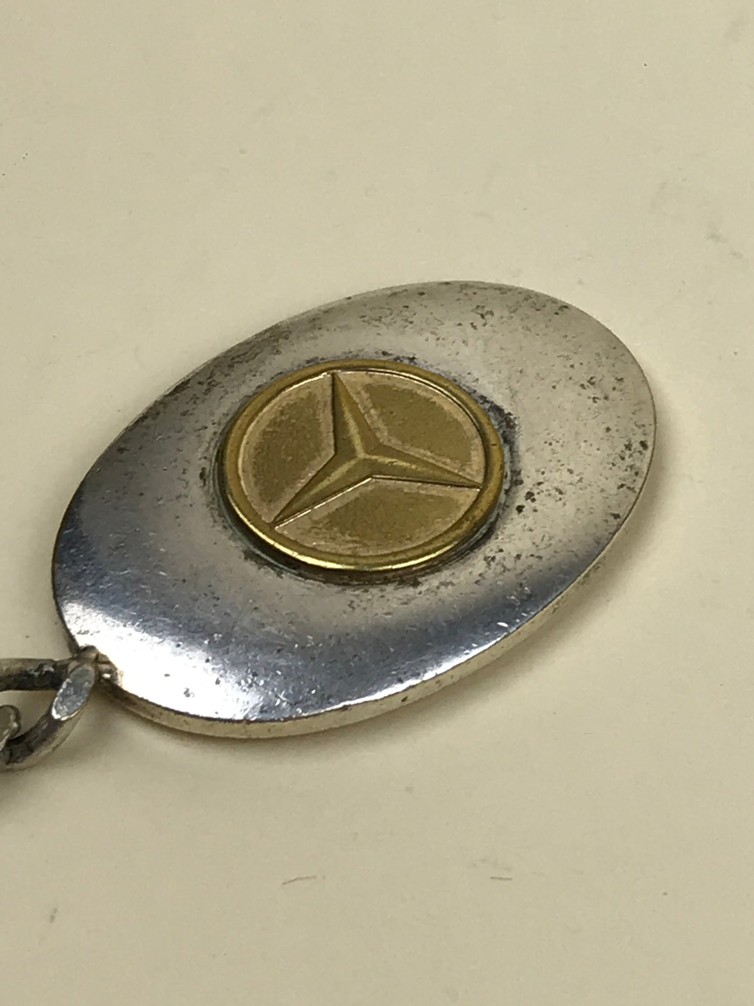 Portachiavi ovale Mercedes Benz vintage in metallo e ottone