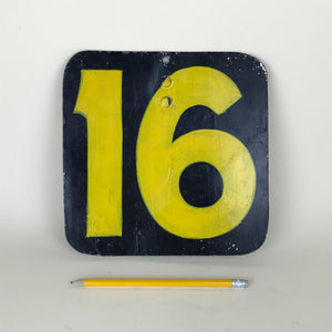 Numero 16 dipinto a mano in giallo su fondo scuro, Inglese anni '40