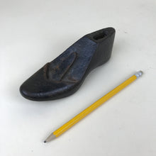 Carica l&#39;immagine nel visualizzatore di Gallery, Forma da scarpe per bambino da calzolaio, Italia fine &#39;800