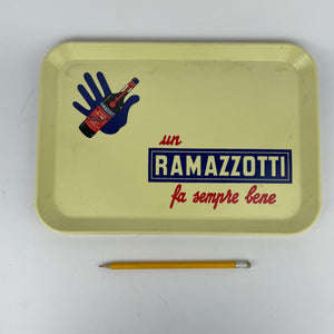 Vassoio pubblicitario di colore giallo in plastica dura Ramazzotti prodotto da R2S, Italia anni '60.